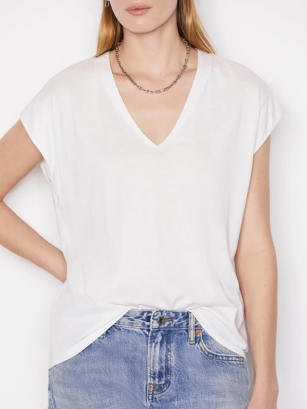Le Mid Rise V Neck Tee -- Blanc