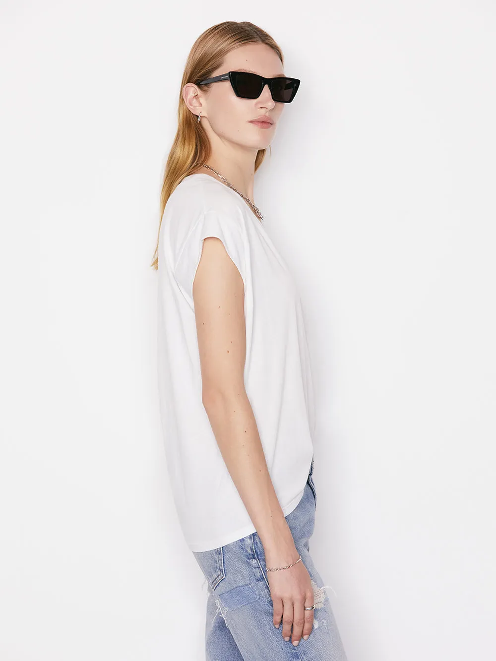 Le Mid Rise V Neck Tee -- Blanc