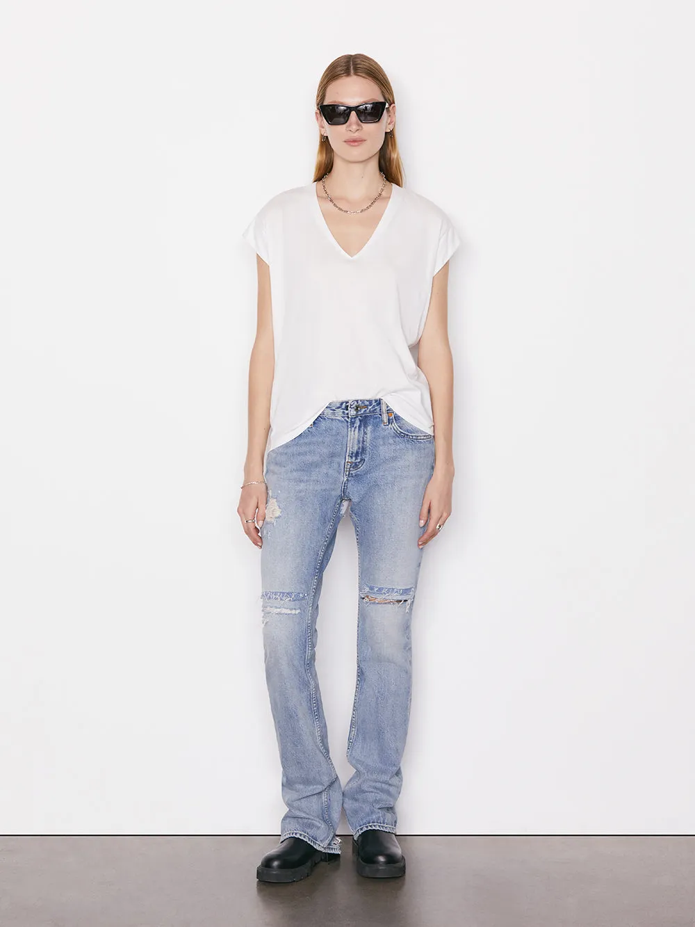 Le Mid Rise V Neck Tee -- Blanc