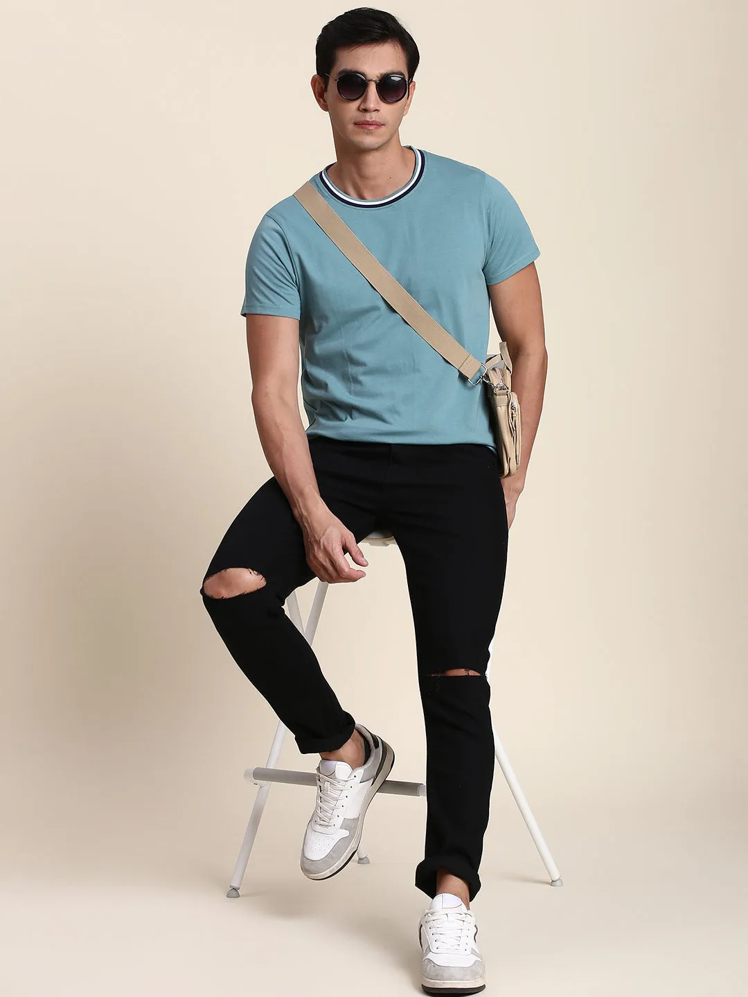 Men's Slim Fit Torn Black Jeans With 5-Pockets Mid-Rise Stretchable Waistband & Belt Loops