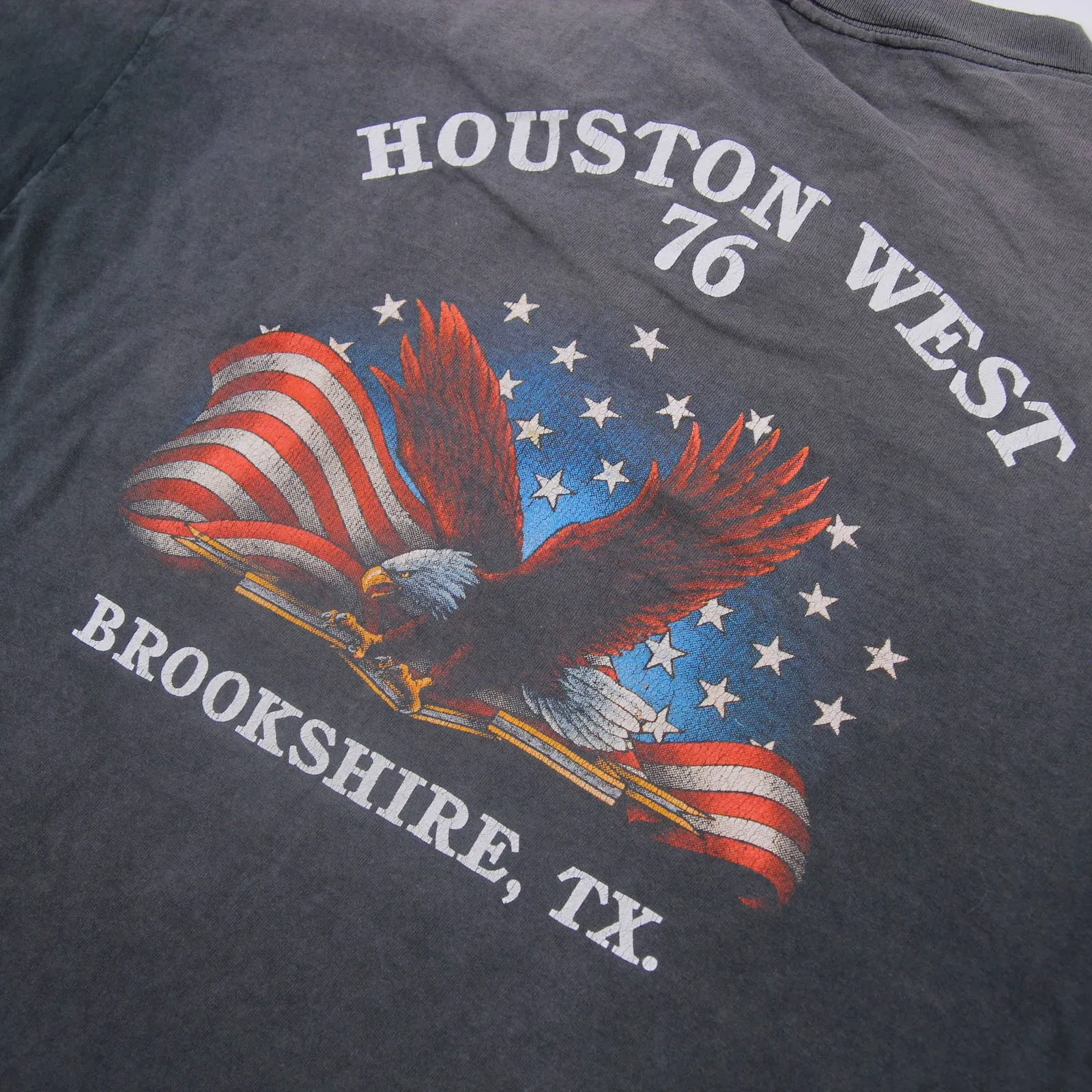 Vintage 3D Emblem "Wild and Free" Graphic T Shirt - XL