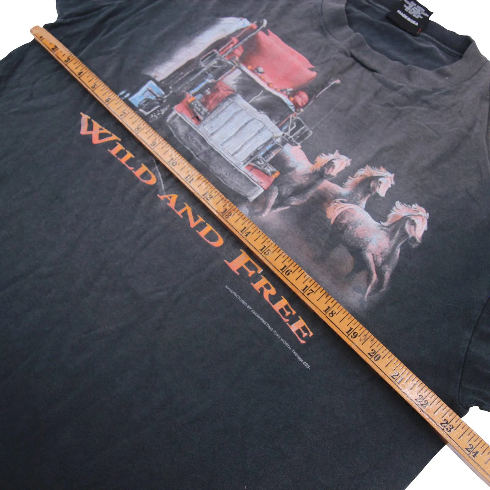 Vintage 3D Emblem "Wild and Free" Graphic T Shirt - XL